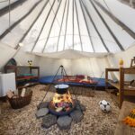 KNAUS Campingpark Hennesee Innenraum vom Zelt mit Feuerschale auf dem Campingplatz 150x150