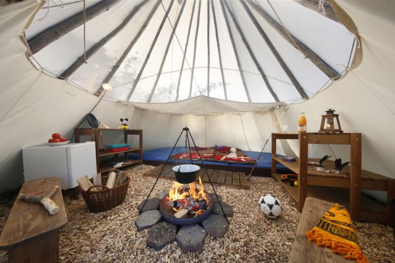 KNAUS Campingpark Hennesee Innenraum vom Zelt mit Feuerschale auf dem Campingplatz 768x512