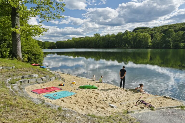 KNAUS Campingpark Hennesee Kleiner Badestrand im Gruenen auf dem Campingplatz 768x512