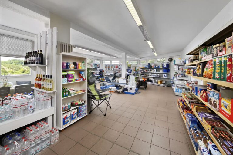 KNAUS Campingpark Hennesee Lebensmittel Angebot im Laden auf dem Campingplatz 768x512