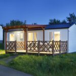 KNAUS Campingpark Hennesee Licht im Mobilheim vom Campingplatz am Abend 150x150