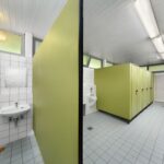 KNAUS Campingpark Hennesee Sauberes Sanitaergebaeude mit WC Kabinen auf dem Campingplatz 150x150