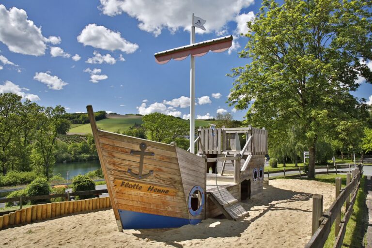KNAUS Campingpark Hennesee Schiffspielplatz fuer Kinder auf dem Campingplatz 768x512