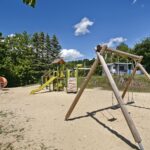 KNAUS Campingpark Hennesee Spielplatz fuer Kinder im Freien auf dem Campingplatz 150x150