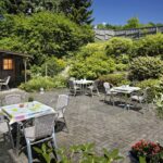 KNAUS Campingpark Hennesee Terrasse von Snack Bar im Garten auf dem Campingplatz 150x150