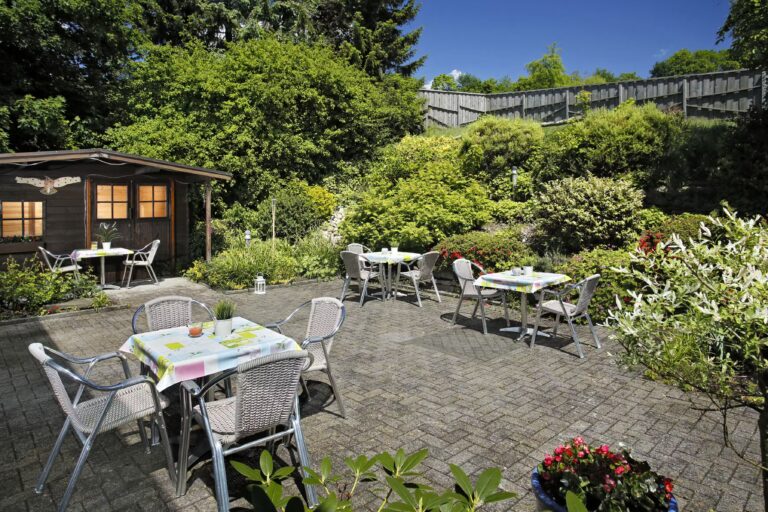 KNAUS Campingpark Hennesee Terrasse von Snack Bar im Garten auf dem Campingplatz 768x512