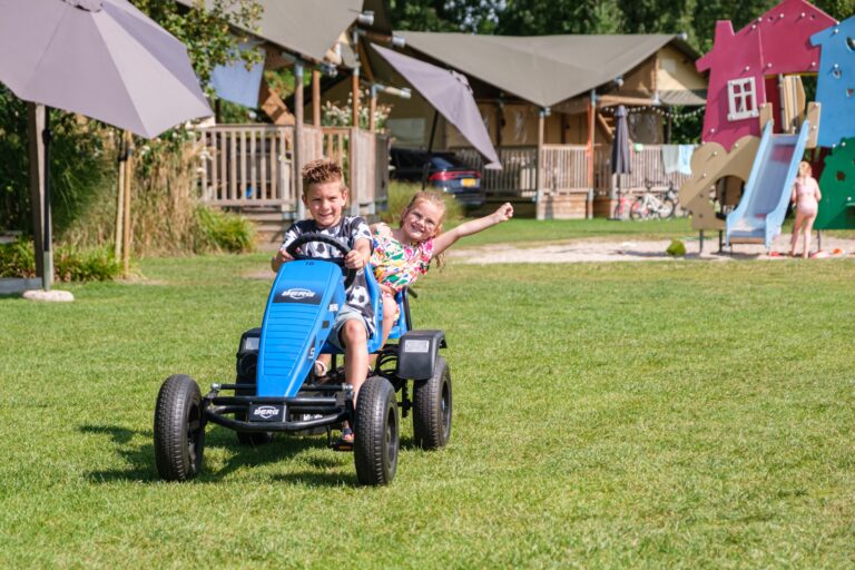Kampeerdorp De Zandstuve Kinder fahren mit Vierrad 668483ae da5c 40fe be29 bb562d8f5a5b 768x512