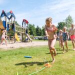 Kampeerdorp De Zandstuve Kinder spielen mit Wassersprinkler 682d4efe 0341 4136 bcd0 07cea1fcd67a 150x150