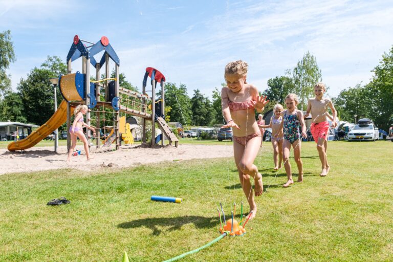 Kampeerdorp De Zandstuve Kinder spielen mit Wassersprinkler 682d4efe 0341 4136 bcd0 07cea1fcd67a 768x512