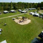 Kampeerdorp De Zandstuve Wohnwagen und Zeltstellplatz und Spielplatz auf gruener Wiese 150x150