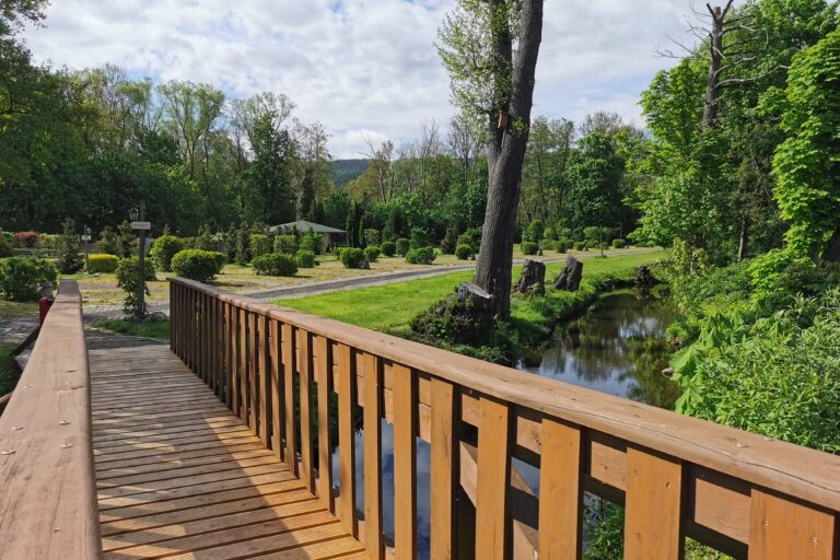 Klostercamping Thale Blick von der Bruecke zum Platz 7691b254 e6ed 4d19 ab23 434c6f3e1070 768x512