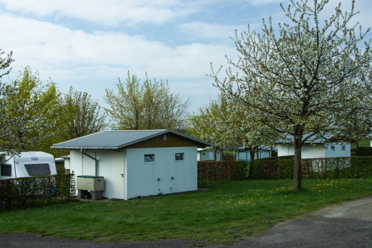 Komfort Campingplatz Panoramablick Blick auf die Stellplaetze mit individuellen Dusch und WC Haeusern 1224x816