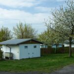 Komfort Campingplatz Panoramablick Blick auf die Stellplaetze mit individuellen Dusch und WC Haeusern 150x150