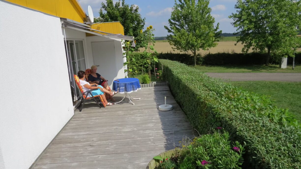 Komfort Campingplatz Panoramablick Ferienhaus mit Blick ins Gruene auf dem Campinggelaende 1224x688