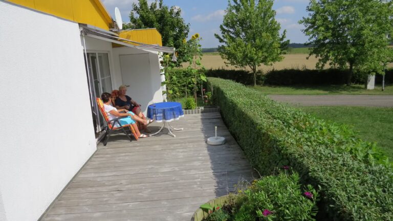 Komfort Campingplatz Panoramablick Ferienhaus mit Blick ins Gruene auf dem Campinggelaende 768x432