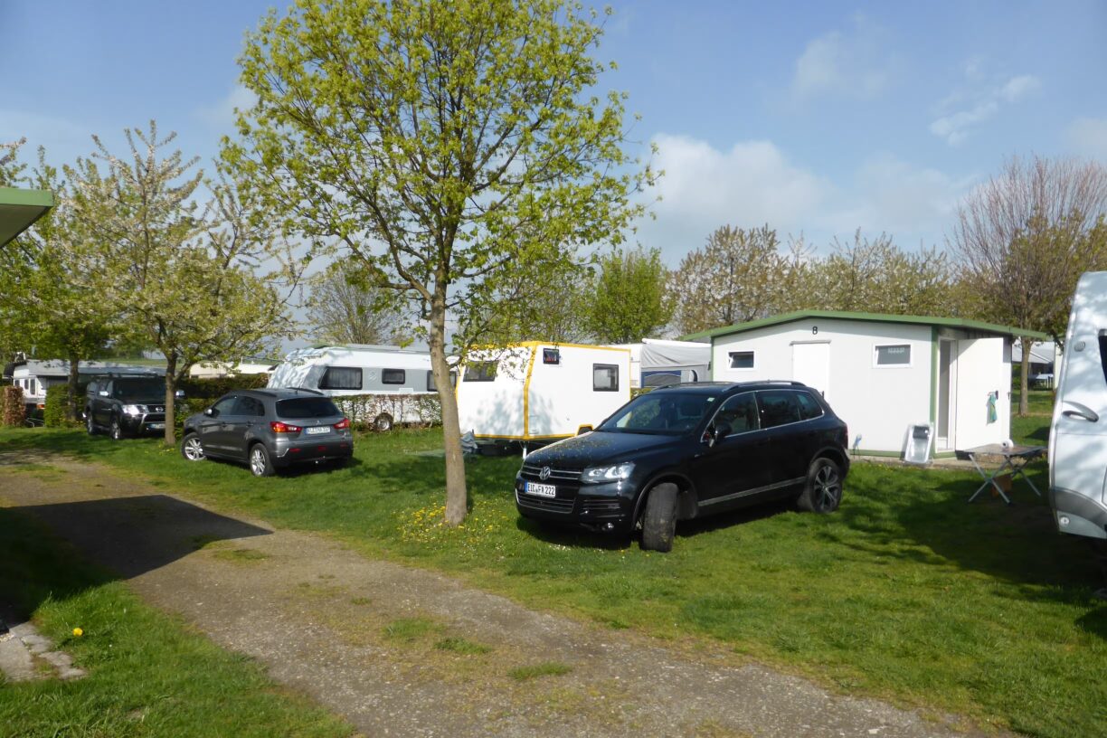Komfort Campingplatz Panoramablick Stellplaetze mit Toiletten und Duschhaeuschen auf dem Campinggelaende 1224x816