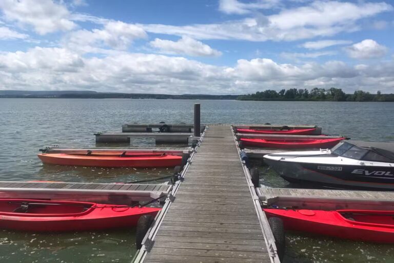 Kon Tiki Familienzeltplatz Muhr am See Badeplattform auf dem See 768x512