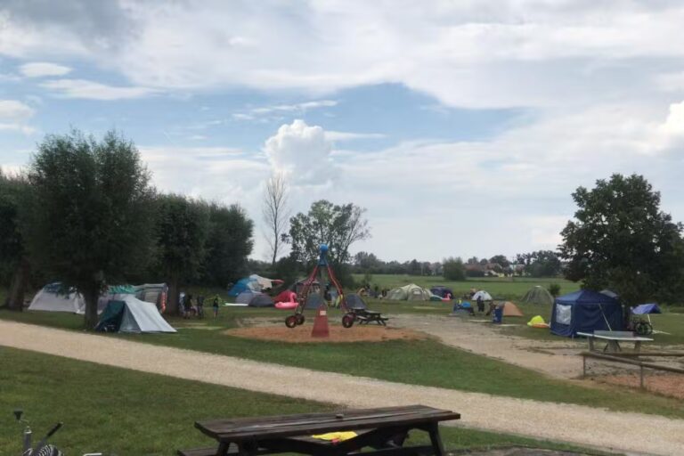 Kon Tiki Familienzeltplatz Muhr am See Campingplatz Gelaende 768x512