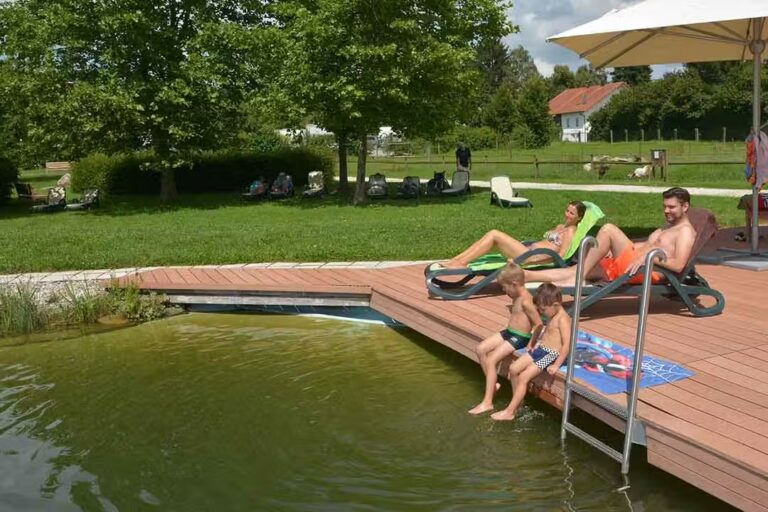 Kur Gutshof Camping Arterhof Camper am Pool vom Campingplatz 768x512