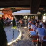 Kur Gutshof Camping Arterhof Camper im Restaurant vom Campingplatz mit Terrasse am Abend 150x150