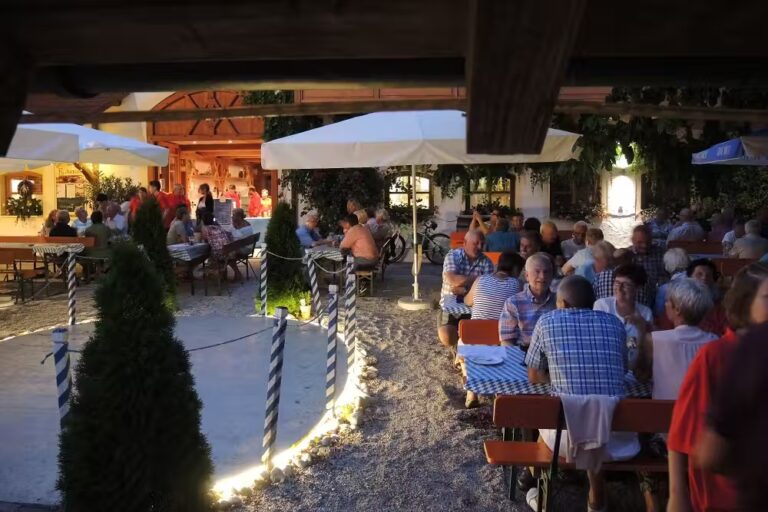 Kur Gutshof Camping Arterhof Camper im Restaurant vom Campingplatz mit Terrasse am Abend 768x512