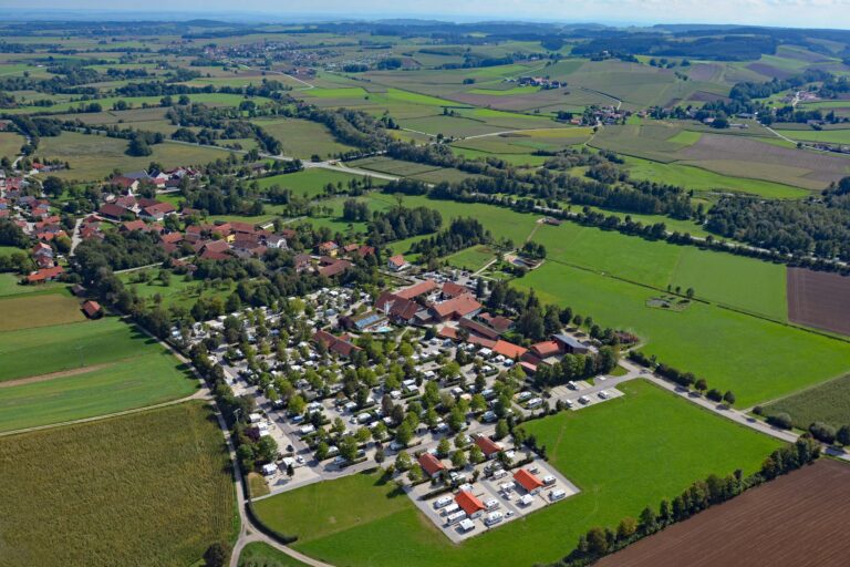 Kur Gutshof Camping Arterhof Campingplatz im Gruenen aus der Vogelperspektive 768x512