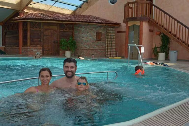 Kur Gutshof Camping Arterhof Familie im Pool vom Campingplatz 768x512