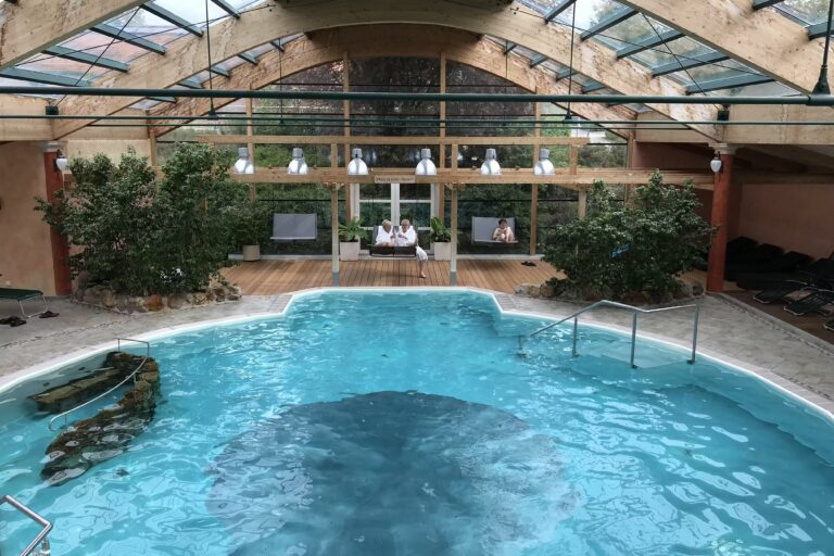 Kur Gutshof Camping Arterhof Hallenbad mit Glasdach 768x512