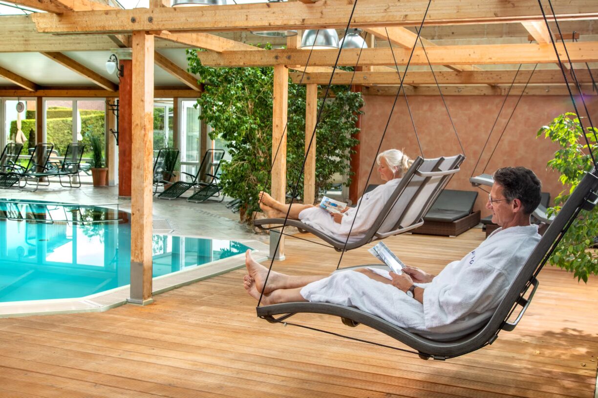 Kur Gutshof Camping Arterhof Liegestuehlen in der Schwimmhalle auf dem Campingplatz 1224x816