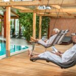 Kur Gutshof Camping Arterhof Liegestuehlen in der Schwimmhalle auf dem Campingplatz 150x150