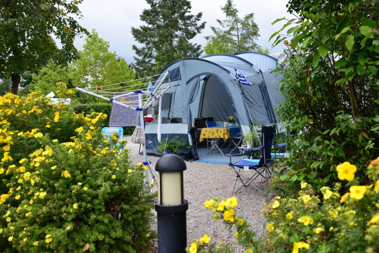 Kur Gutshof Camping Arterhof Stellplaetze im Schatten der Baeume 1224x816