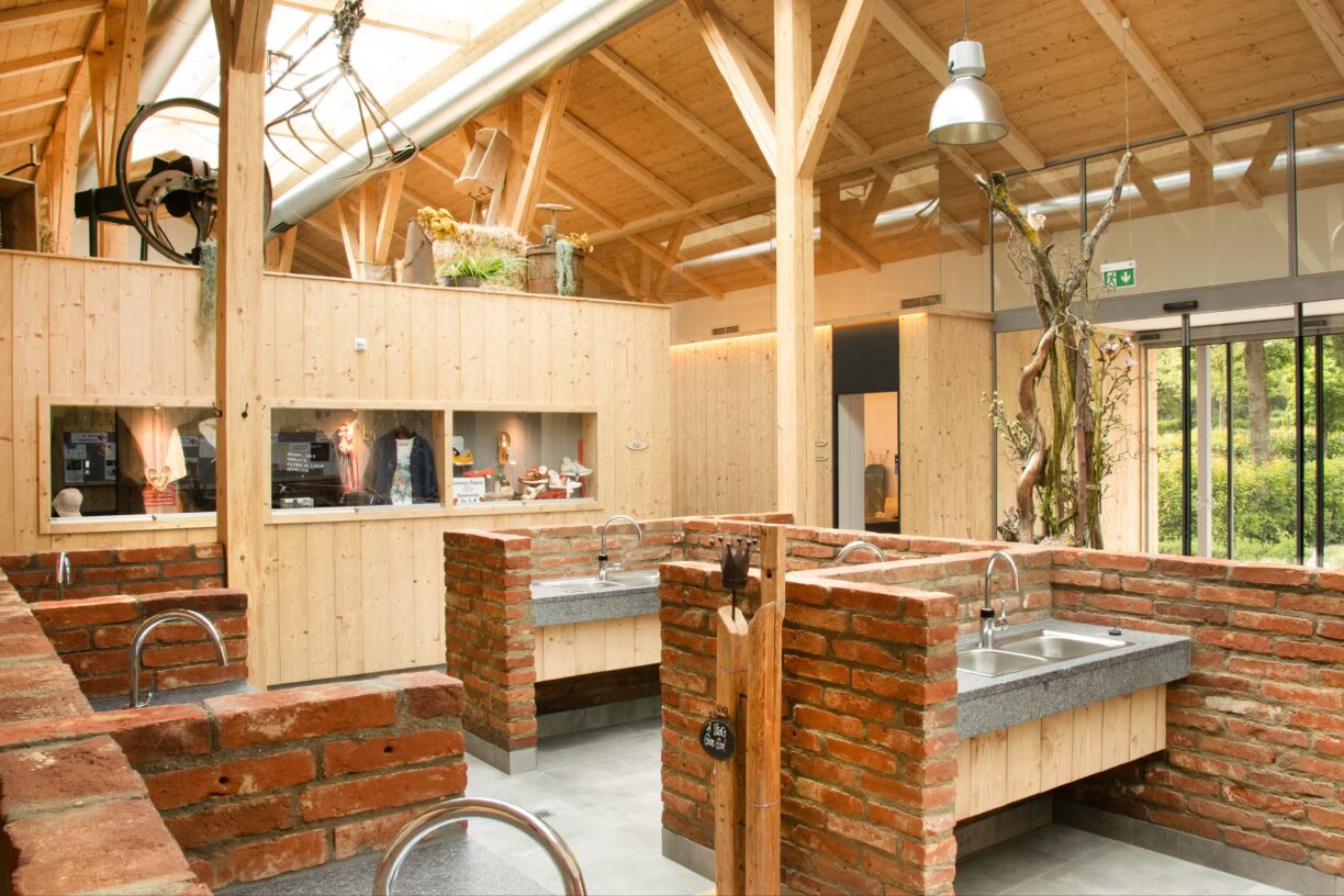 Kur Gutshof Camping Arterhof Waschraum mit Waschbecken auf dem Campingplatz 1224x816