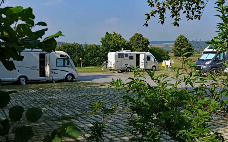 Kur Gutshof Camping Arterhof Wohnwagenstellplaetze auf dem Campingplatz 768x478
