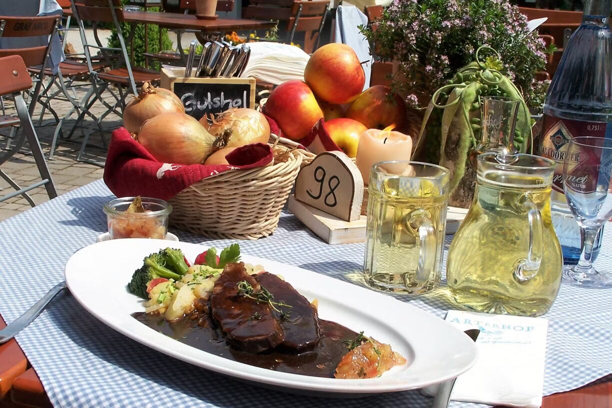 Kur Gutshof Camping Arterhof lokale spezialitaten im biergarten auf dem Campingplatz 9e044be9 4b1a 443d 8b27 38a5587c94b4 1224x816