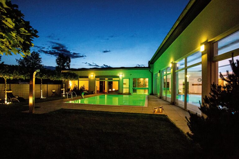 Kur und Feriencamping Max 1 Pools am Abend beleuchtet 309335d1 d31e 4de8 848f 9f20b222e9b5 768x512