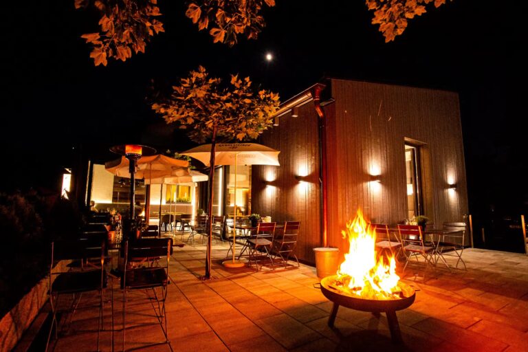 Kur und Feriencamping Max Aussenansicht Restaurant mit Feuerschale a0a0d254 6cae 429b 9d39 6b248848d714 768x512