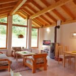 Kurcamping Harz Aufenthaltszimmer mit Kamin im Ferienhaus auf dem Campingplatz 150x150