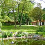 Kurcamping Harz Blick auf das gepflegte Sanitaergebaeude im Gruenen auf dem CAmpingplatz 150x150