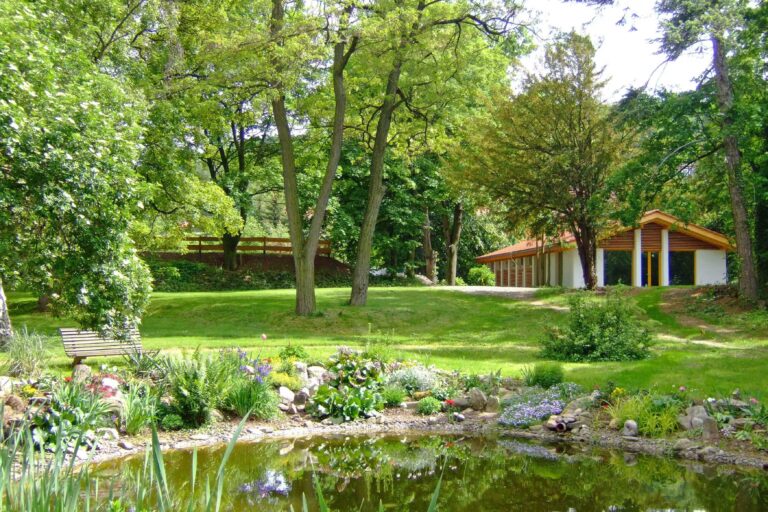 Kurcamping Harz Blick auf das gepflegte Sanitaergebaeude im Gruenen auf dem CAmpingplatz 768x512