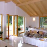 Kurcamping Harz Blick ins Kaminzimmer mit Fruehstueck fuer Gaeste vom Campingplatz 150x150