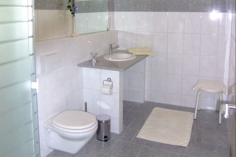 Kurcamping Harz Einzelbad mit Duschkabine im Sanitaergebaeude auf dem Campingplatz 768x512