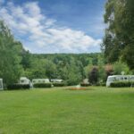 Kurcamping Harz Grossraeumiger Wohnwagenstellplatz auf gruener Wiese auf dem Campingplatz 150x150