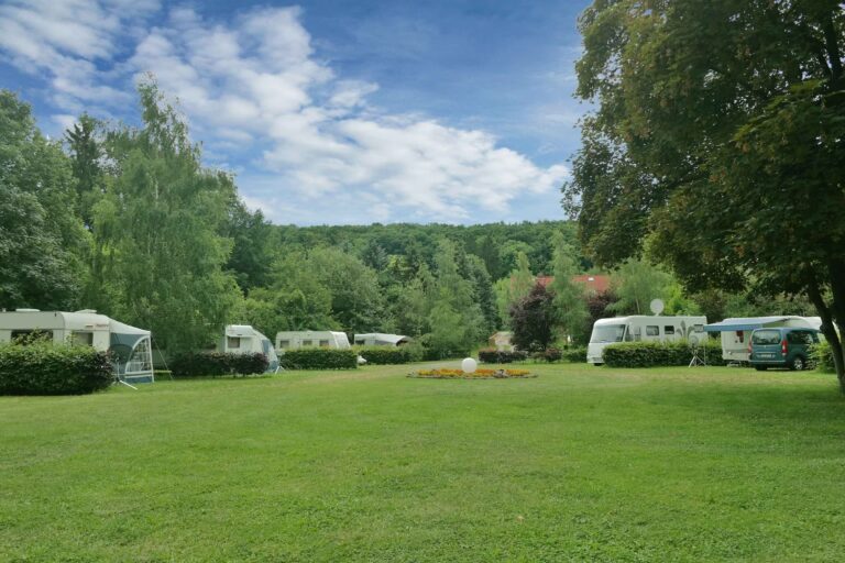 Kurcamping Harz Grossraeumiger Wohnwagenstellplatz auf gruener Wiese auf dem Campingplatz 768x512