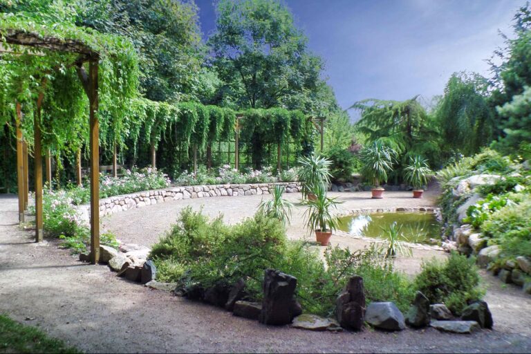 Kurcamping Harz Idyllischer Garten mit kleinem Teich auf dem Campingplatz 768x512