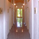 Kurcamping Harz Innenraum vom Sanitaergebaeude mit Einzelbaedern 150x150