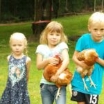 Kurcamping Harz Kinder spielen im Tiergarten auf dem Campingplatz 150x150