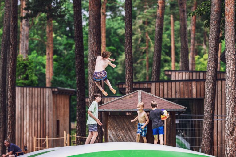 Naturcamping Brettmuehlenteich Lufttrampolin auf dem Campingplatz 20f4eb9c 8b1b 49ec a0d8 4071d4454148 768x512