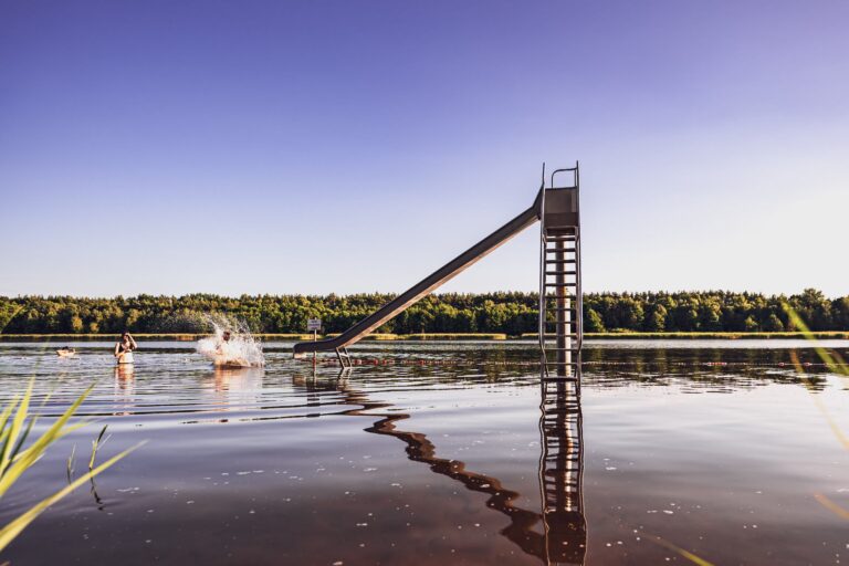 Naturcamping Brettmuehlenteich Wasserrutsche am Badeteich auf dem Campingplatz a577c4f2 8cae 4334 9fa5 fa14a7a9af37 768x512