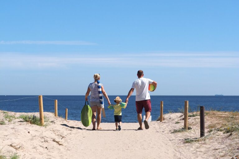 Naturcamping ckeritz Camper Familie auf dem Weg zum Strand an der Ostsee in der Naehe vom Campingplatz 768x512