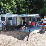 Naturcamping ckeritz Camper am Wohnwagen auf dem Wohnwagen und Zeltstellplatz vom Campingplatz 150x150